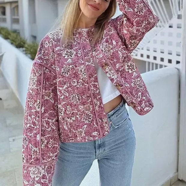 Steppjacke mit figurbetontem Schnitt, Blumenmuster und Knopfverschluss