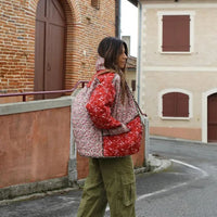 Steppjacke mit Blumenmuster und Ethno-Muster im Steppdesign