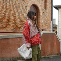 Steppjacke mit Blumenmuster und Ethno-Muster im Steppdesign