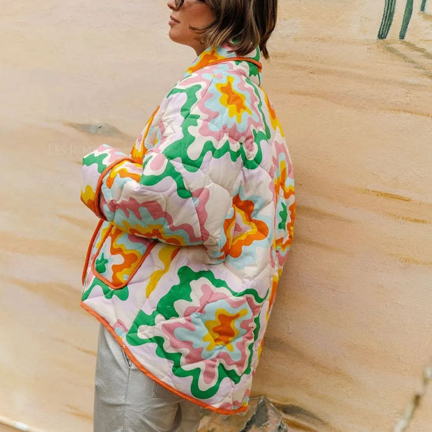 Steppjacke mit farbigem Patchwork-Print