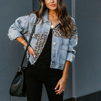 Jeansjacke in leichter Ausführung mit Leopardenmuster und Patchwork