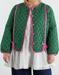Steppjacke mit Blumenmuster und rosa Schleifen