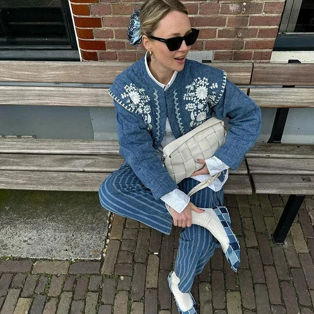 Jeansjacke mit Blumenstickerei und Stehkragen