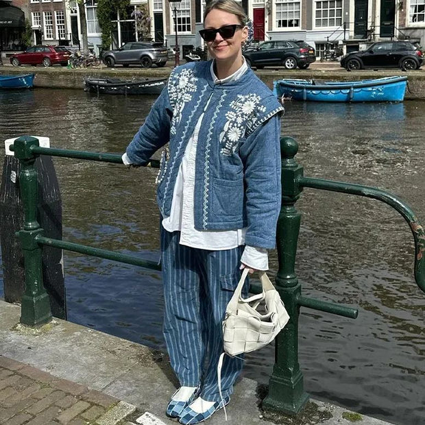 Jeansjacke mit Blumenstickerei und Stehkragen