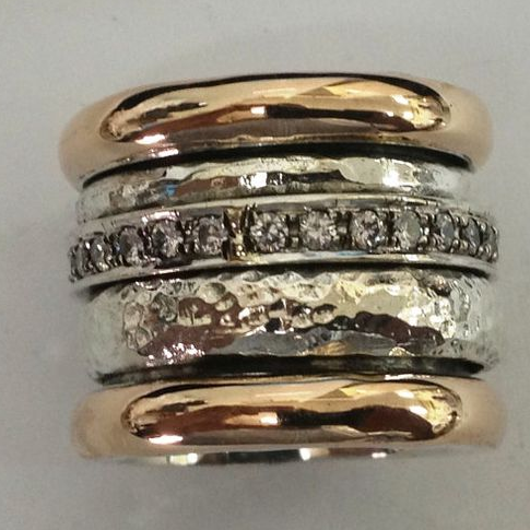 Schwerer Goldring Vintage Stil Von Fiorella Mit Gehämmertem Silber Und Glatten Goldstreifen Mit Diamantenbesatz