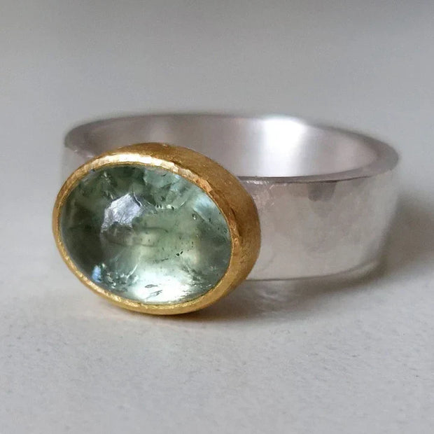 Grüner Ovaler Stein Ring Aus Massivsilber Mit Goldfassung Und Gehämmertem Goldrand Im Vintage Stil