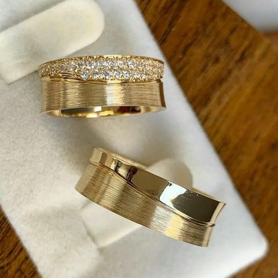Vintage Goldringe Mit Brillanten Gebürstete Breite Bandkante Glänzendes Poliertes Gold Femininer Ring Mit Zirkonienreihe