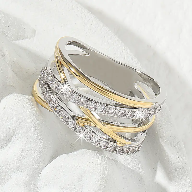 Ring Aus Gold Und Silber Überlagert Mit Funkelndem Zirkonia, Elegantes Modernes Und Vielseitiges Schmuckstück