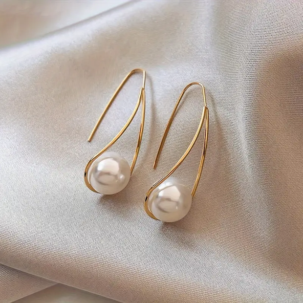 Elegante Perlenohrringe Für Damen Celina Mit Minimalistischem Design Und Goldene Kurvenstruktur Für Zeitlose Silhouette