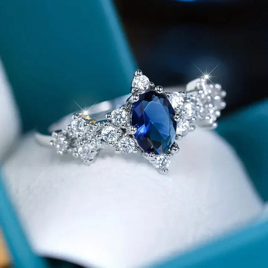 Versilberter Ring Mit Blauem Ovalkristall Und Zierlichen Kristallen Tamina Elegant Funkelnd