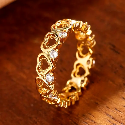 Herzpfad Ring Mit Goldfarbener Zirkonia Faye Romantisch Moderner Damenring Mit Verflochtenen Herzen