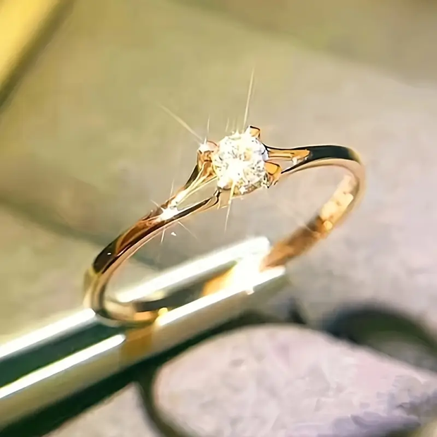 Solitärring Aus Weißem Glas Mit Goldfarbenen Details Eva Klassischer Verlobungsring