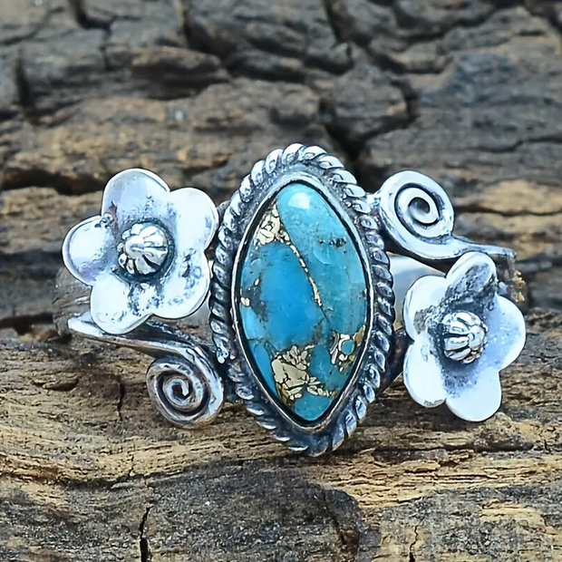 Ring Mit Türkis Stein Blume Silberband Zwei Blüten Umrahmen Ovaler Zentralstein Mit Goldadern Dana