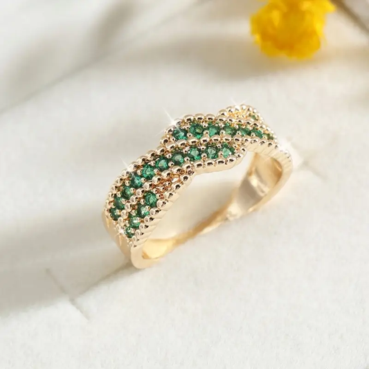 Wellenförmiger Goldring Mit Grünen Kristallen Eleganter Fließender Ringschmuck Von Anais