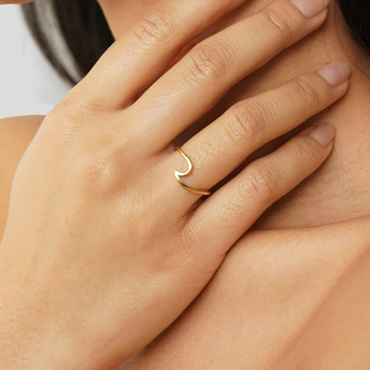 Damenring Aus Gold Feine Wellenform Estela Elegantes Minimalistisches Schmuckstück Für Den Alltag