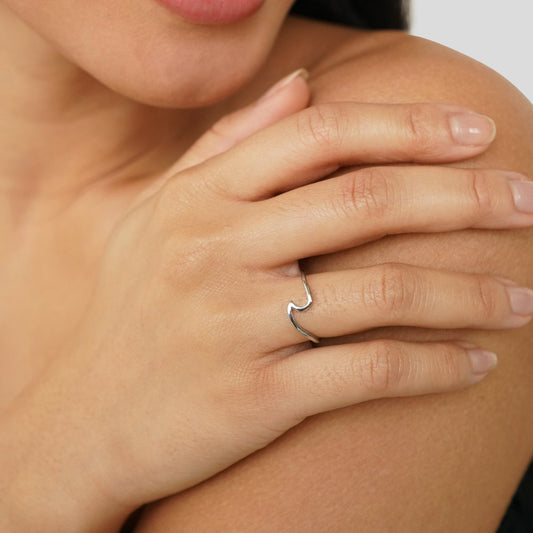 Ring Für Damen Feine Welle Aus Silber Lara Modernes Schlichtes Schmuckstück Inspiriert Von Meeresbewegungen
