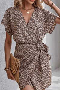 Kurzes Damen Kleid mit kurzen Ärmeln und Gürtel - Adriana