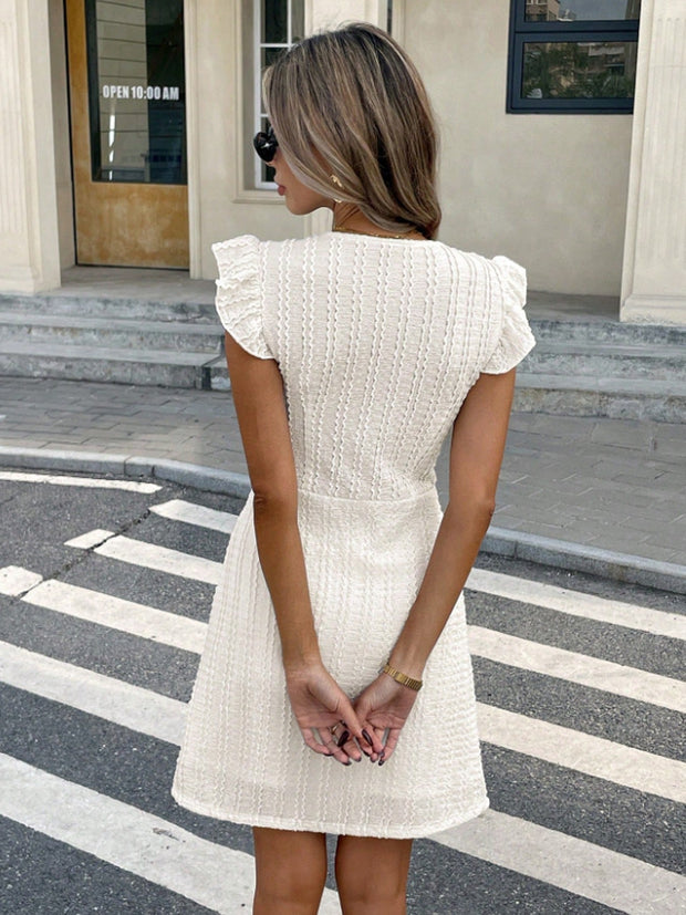 Kurzes Kleid mit V-Ausschnitt mit Knöpfen und Volant - Annelie
