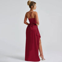 Langes Kleid aus Satin mit Rüschen und Seitenschlitz - Lorena