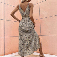 Langes Damenkleid mit dünnen geblümten Trägern und Schlitzen - Julieta