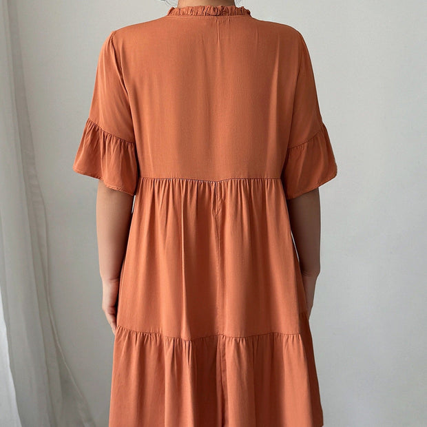 Kurzes Kleid aus Baumwolle mit Rüschenausschnitt und ausgestelltem Schnitt - Ariana