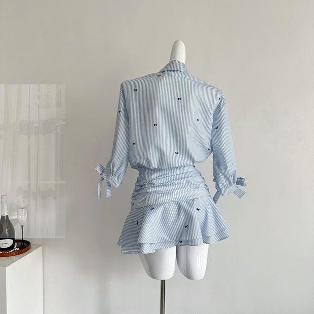 Gestreiftes Damenkleid mit Knopfbluse und plissiertem Minirock - Norys