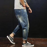 Gerade Herrenjeans mit abgenutztem Riss-Effekt - David