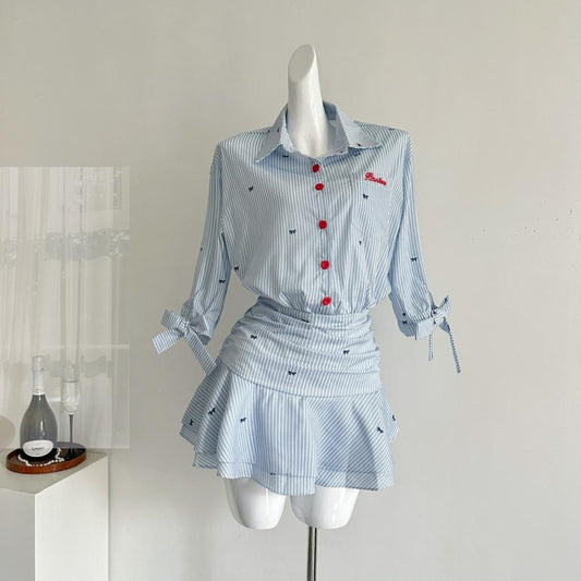 Gestreiftes Damenkleid mit Knopfbluse und plissiertem Minirock - Norys