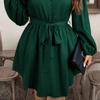Kurzes Kleid mit Schleife in der Taille - Narella
