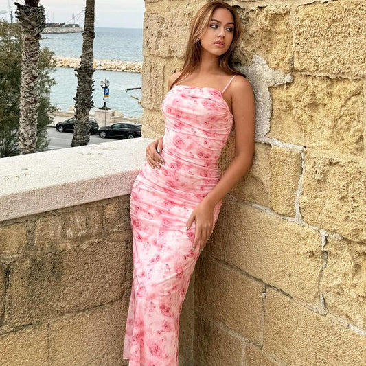 Langes, tailliertes Kleid mit Blumendruck und dünnen Trägern - Nery