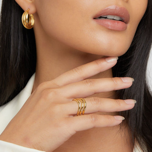 Damengoldring Carina Modernes Mehrschicht Design Mit Überlappenden Wellen Aus Chirurgenstahl Mit Goldbeschichtung
