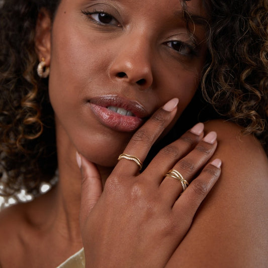 Verstellbarer Damenring aus Gold mit Kristallen in Wellenform Offenes Elegantes Design Katia