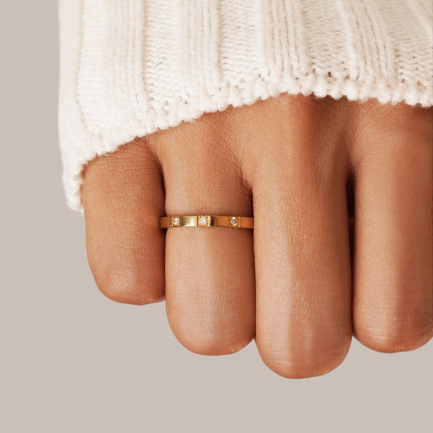 Ring für Damen mit Kristallen Hortense Feiner Goldfarbener Geometrischer Minimal Stil mit Drei Kristallen