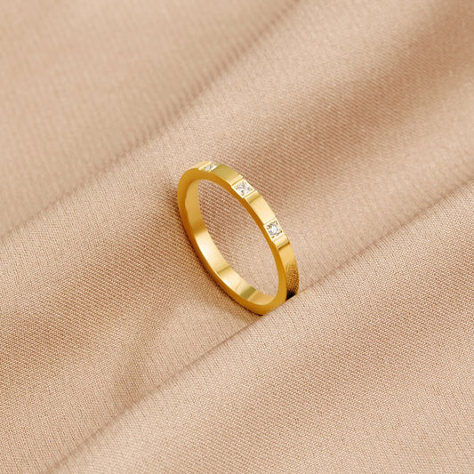 Ring für Damen mit Kristallen Hortense Feiner Goldfarbener Geometrischer Minimal Stil mit Drei Kristallen
