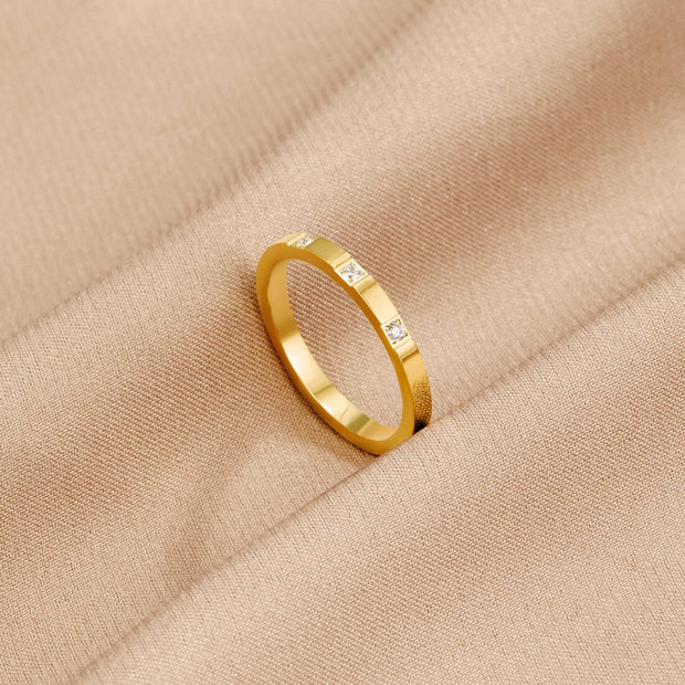 Ring für Damen mit Kristallen Hortense Feiner Goldfarbener Geometrischer Minimal Stil mit Drei Kristallen