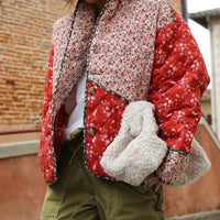 Steppjacke mit Blumenmuster und Ethno-Muster im Steppdesign