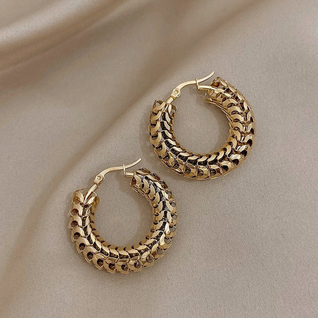 Goldene Gedrehte Ohrringe Patrizia Mit Hochglanz Finish Und Elegantes Design Fuer Moderne Outfits