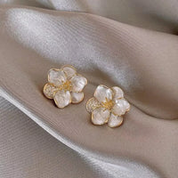 Ohrringe Mit Weißen Blumen Von Nicole Elegante Florale Schmuckstücke Mit Feinem Metallglanz