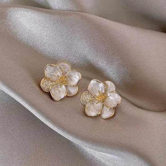 Ohrringe Mit Weißen Blumen Von Nicole Elegante Florale Schmuckstücke Mit Feinem Metallglanz