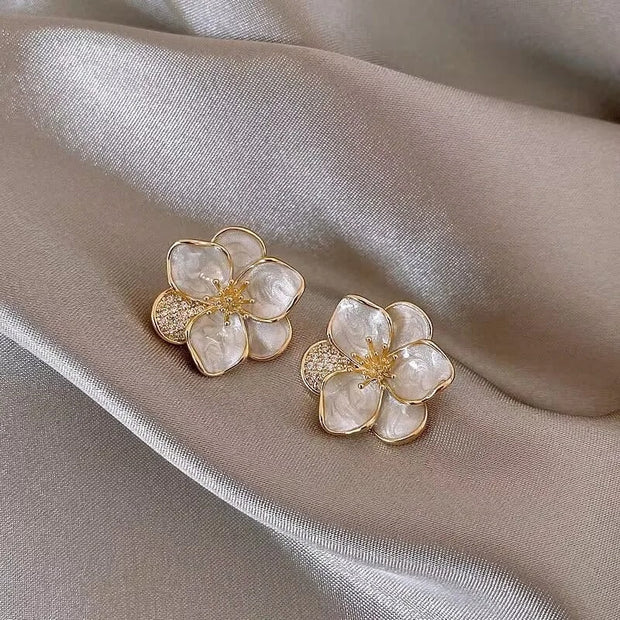 Ohrringe Mit Weißen Blumen Von Nicole Elegante Florale Schmuckstücke Mit Feinem Metallglanz