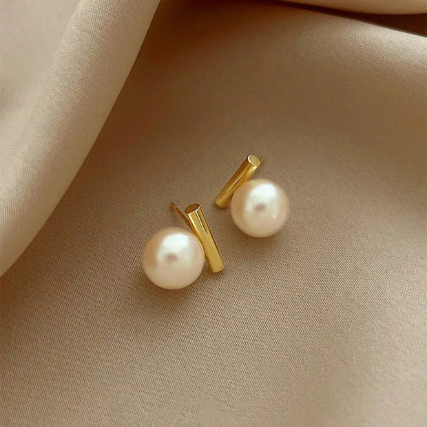 Perlenohrringe Mit Goldfarbenem Metall Elegante Minimalistische Schmuckstücke Für Zeitlose Outfits