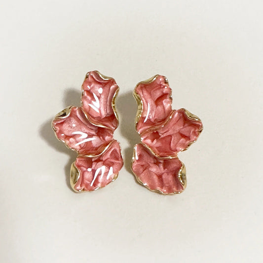 Ohrringe Korallenblüten Greta Zarte Korallenblüten-Ohrringe Mit Rosa Emaille Und Goldrand Elegante Leichtigkeit