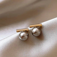 Perlenohrringe Mit Goldfarbenem Metall Elegante Minimalistische Schmuckstücke Für Zeitlose Outfits