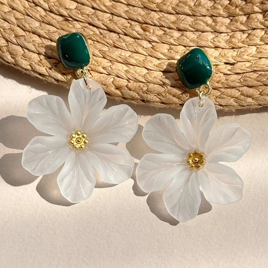 Daisy Drop Ohrringe Paola Florales Pendeldesign Transparente Blütenblätter Filigrane Metallstruktur Elegant Leicht
