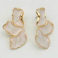 Ätherische Blüten Ohrstecker Rosaline Mit Perlmuttglanz Und Goldkanten Zart Feminin Elegant