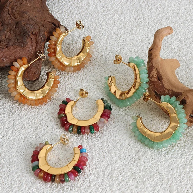Ethnische Hoop-Ohrringe Rebecca Mit Goldenem Halbkreis Und Bunten Perlen Für Boho Stil