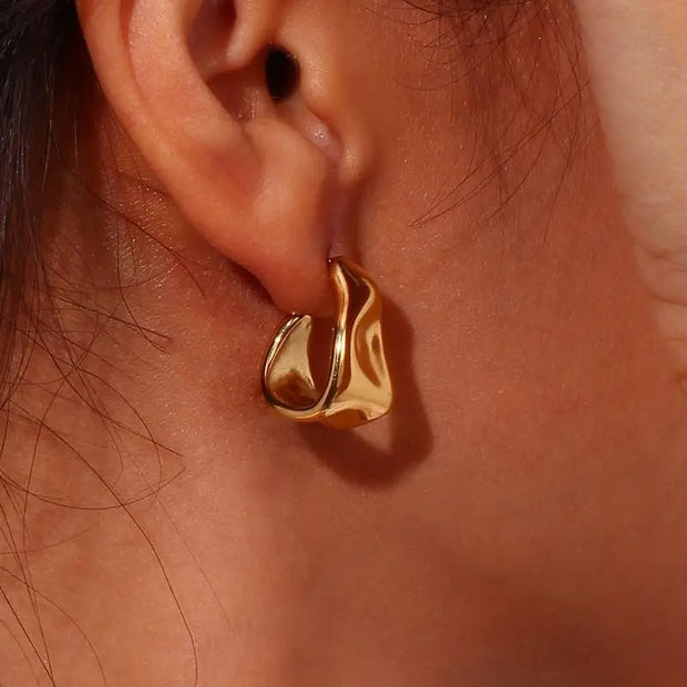 Ohrringe Geschmolzene Halbmonde Valeska Elegantes Skulpturales Design In Goldglanz Für Modernen Stil