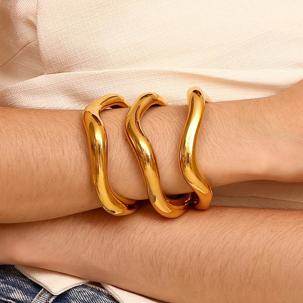 Slinky Stacks Armbänder Amara Modernes Skulpturales Design Mit Weichen Kurven Und Goldener Finish