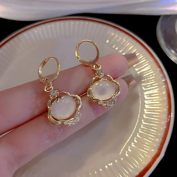 Opulente Ohrringe Magdalena Perlmutt Anhänger Umgeben Von Goldener Filigranstruktur Und Glitzernde Kristalle