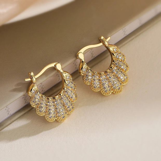 Mondförmige Funkelnde Ohrringe Laura Mit Glänzenden Zirkoniasteine Modern Feminin Elegant Schmuck